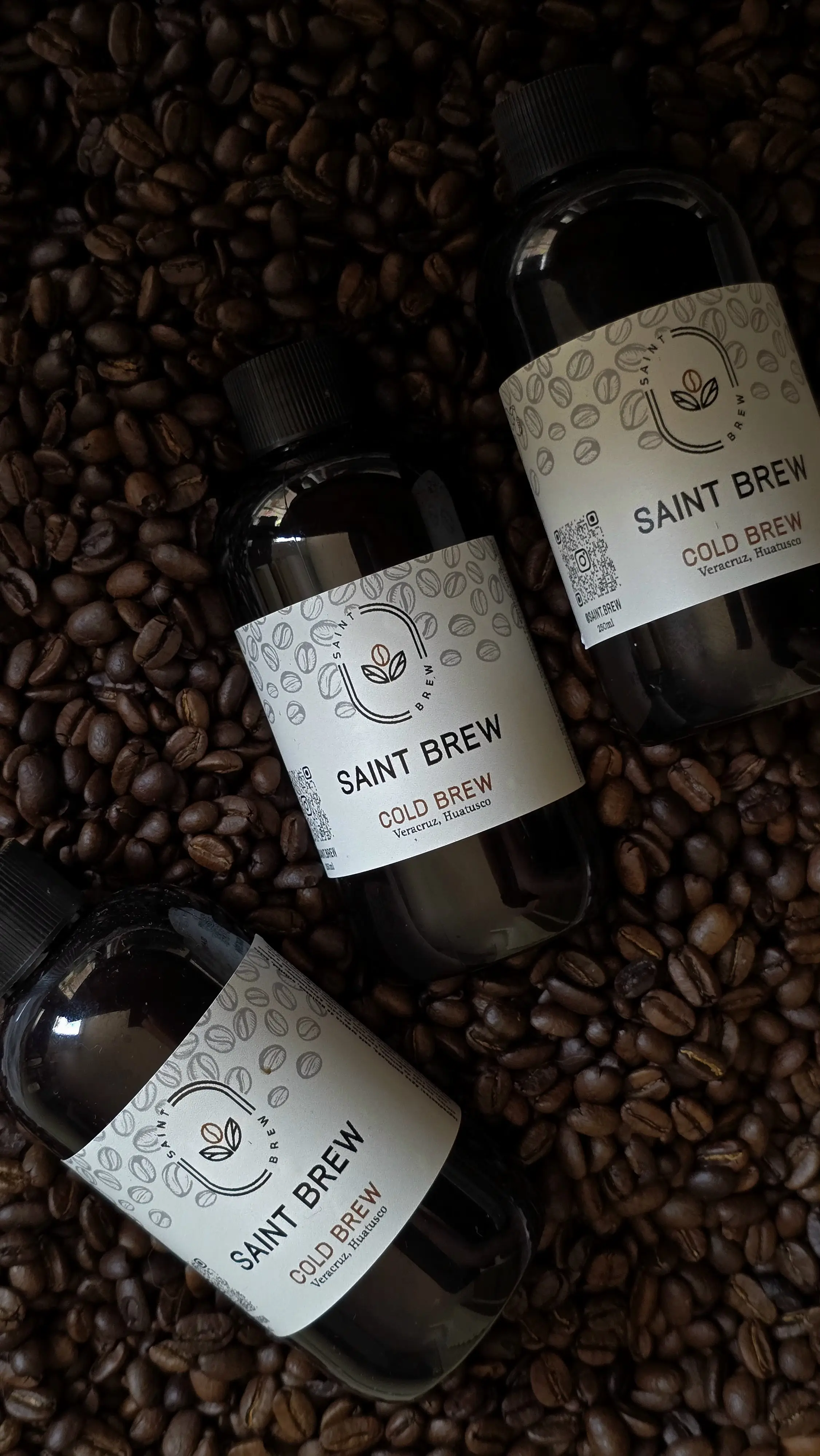 Saint Brew Cold Brew sobre fondo oscuro